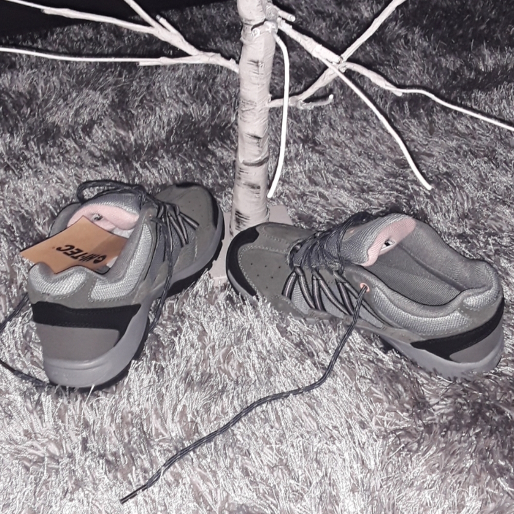 Hiking Shoes/ Hi Tech